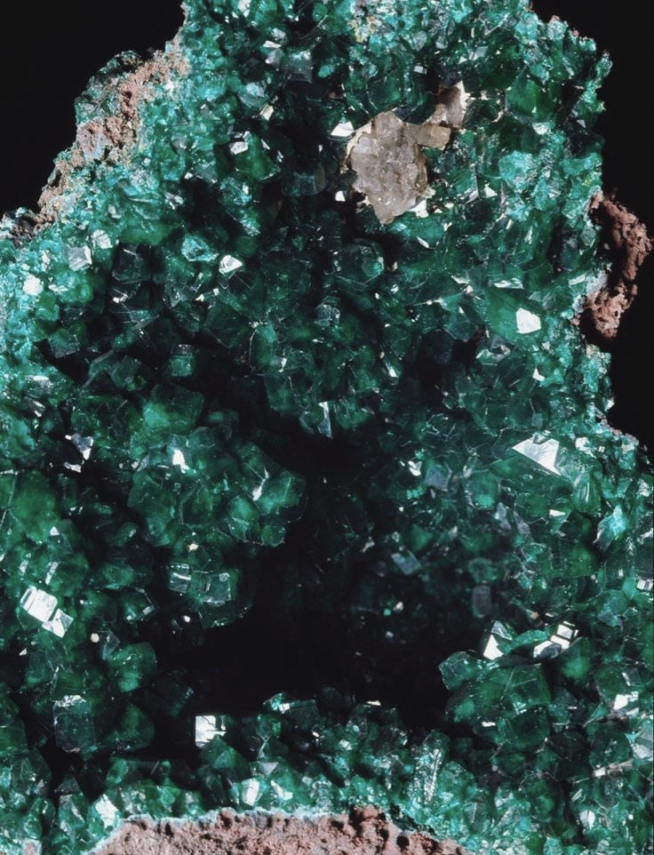 Découvrez la Dioptase: La Pierre d'Équilibre et de Sagesse