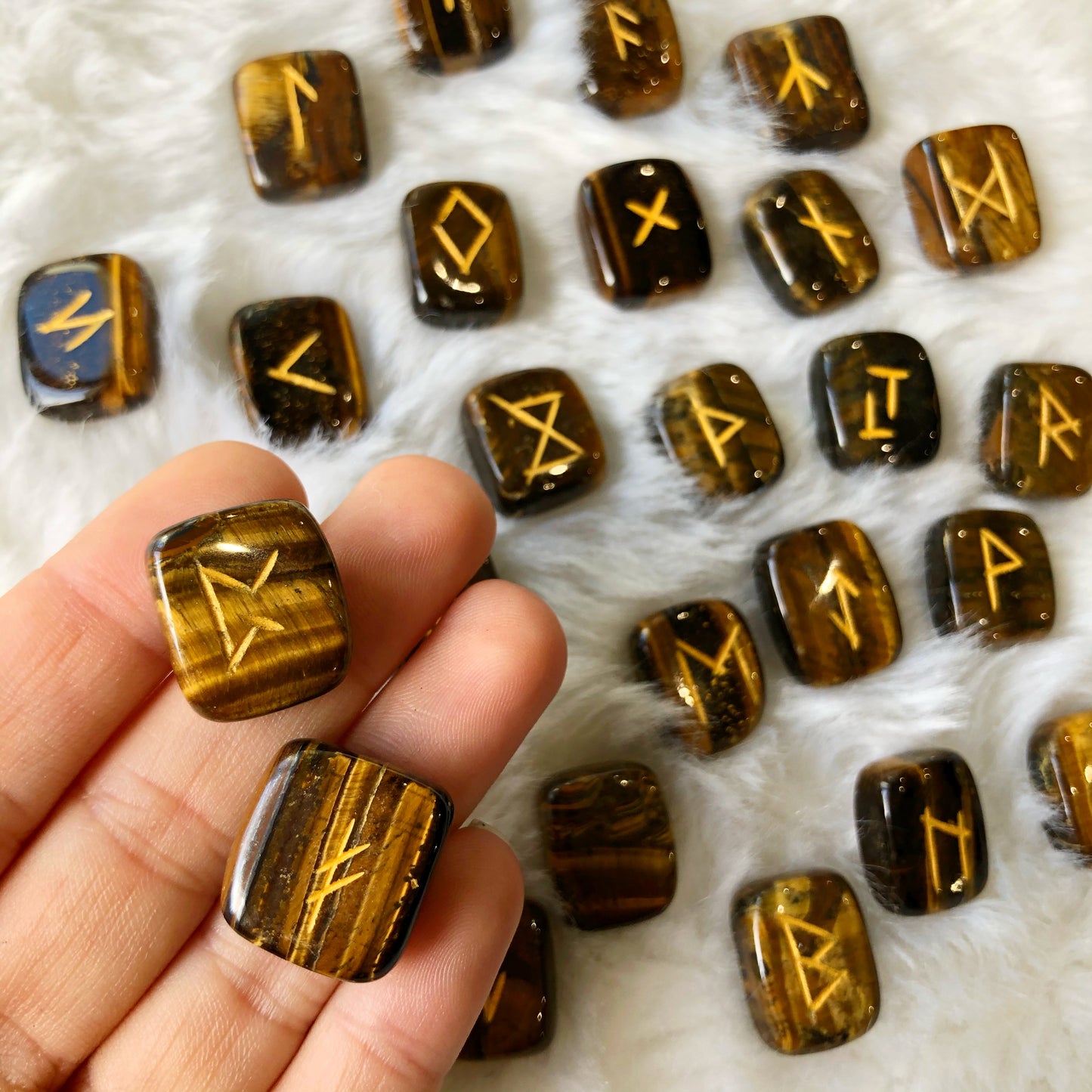 Runes en Oeil de tigre / Divination